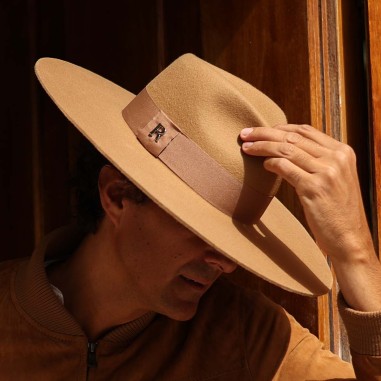 Cappello Fedora da Uomo in 100% Feltro di Lana Taupe, con Tesa Larga e Rigida - Raceu Hats