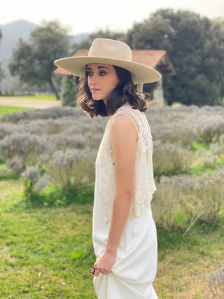 Sombrero de Boda Mujer Ala Rígida hecho en Fieltro de Lana, color Beige