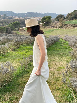 Sombrero de Boda Mujer Ala Rígida hecho en Fieltro de Lana, color Beige