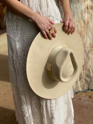 Sombrero de Boda Mujer Ala Rígida hecho en Fieltro de Lana, color Beige