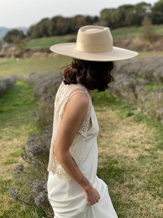 Sombrero de Boda Mujer Ala Rígida hecho en Fieltro de Lana, color Beige