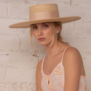 Sombrero-Invitada-Boda-Canotier-Ala-Ancha-Murano-Beige - Raceu Hats