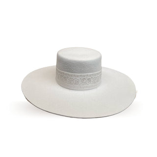 Sombrero Invitada Boda Estilo Canotier Ala Ancha Blanco Roto - Torino - Copa y Ala Rígida - Raceu Hats