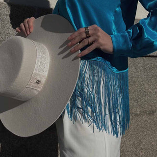 Sombrero Invitada Boda Estilo Canotier Ala Ancha Blanco Roto - Torino - Copa y Ala Rígida - Raceu Hats