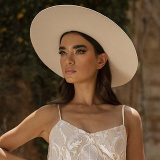 Sombrero Novia Ala Ancha en Fieltro Blanco Roto - Torino - Copa y Ala Rígida - Raceu Hats