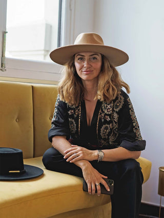 Sombrero hecho en 100% Fieltro de Lana color Taupe con adornos dorados y cinta de piel, su Ala es Ancha y Rígida - Raceu Hats