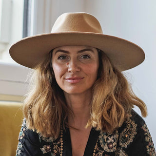 Sombrero Mujer Ala Ancha Fieltro de Lana Taupe con Adorno Dorado - Kentucky - Raceu Hats