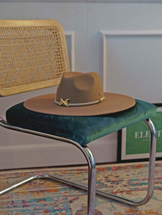 Sombrero hecho en 100% Fieltro de Lana color Taupe con adornos dorados y cinta de piel, su Ala es Ancha y Rígida - Raceu Hats