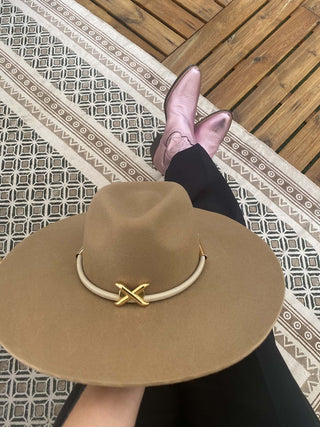 Sombrero Mujer Ala Ancha Fieltro de Lana Taupe con Adorno Dorado - Kentucky - Raceu Hats