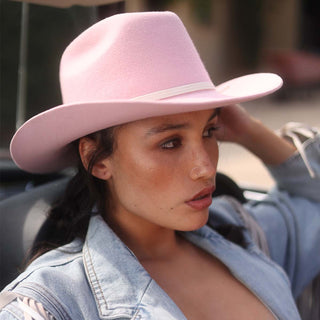 Sombrero Vaquero Mujer en Fieltro de Lana de color Rosa, Decorado con tira Blanca de Piel, Estilo Cowboy
