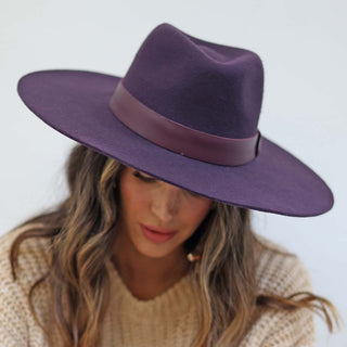 Sombrero Fedora Mujer confeccionado en100% Fieltro de Lana y color Morado, de ala ancha y rígida.