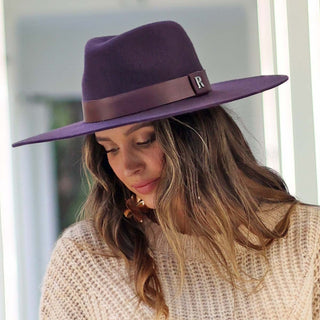 Sombrero Fedora Mujer confeccionado en100% Fieltro de Lana y color Morado, de ala ancha y rígida.