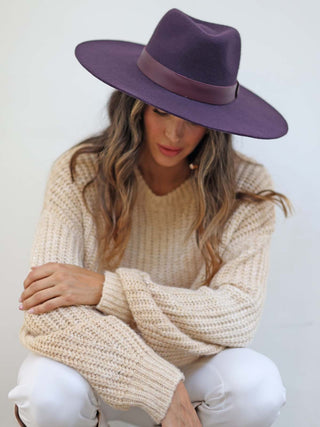 Sombrero Fedora Mujer confeccionado en100% Fieltro de Lana y color Morado, de ala ancha y rígida.