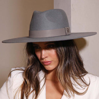 Sombrero Mujer Estilo Fedora confeccionado en 100% Fieltro de Lana y color Gris, de ala ancha y rígida.