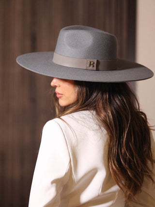 Sombrero Mujer Estilo Fedora confeccionado en 100% Fieltro de Lana y color Gris, de ala ancha y rígida.