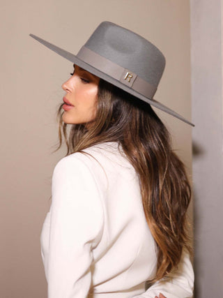 Sombrero Mujer Estilo Fedora confeccionado en 100% Fieltro de Lana y color Gris, de ala ancha y rígida.