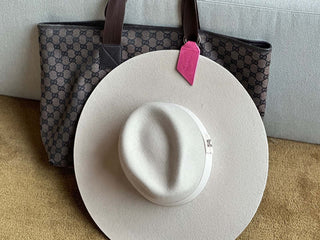 Porta sombreros en color rosa encantador y fabricado en 100% cuero