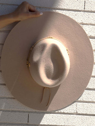 Sombrero de Mujer de Ala Ancha Rígida, Elegancia Inigualable en colorBeige - Diseño clásico con un toque moderno - Raceu Hats