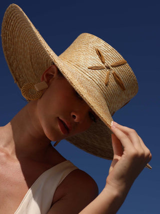 Elegancia Atemporal con nuestro Sombrero Canotier de Ala Ancha en color Natural - Raceu Hats