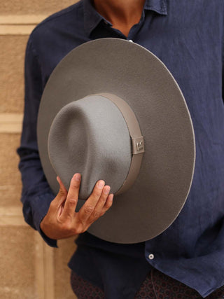 Sombrero Estilo Fedora confeccionado en 100% Fieltro de Lana y color Gris, de ala ancha y rígida - Raceu Hats