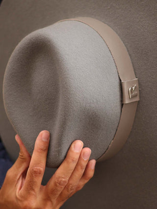 Sombrero Estilo Fedora confeccionado en 100% Fieltro de Lana y color Gris, de ala ancha y rígida - Raceu Hats