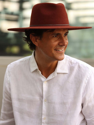 Sombrero Fedora en 100% Fieltro de Lana y color Terracota, de Ala Ancha y Rígida con Cinta Grosgain al Tono - Raceu Hats