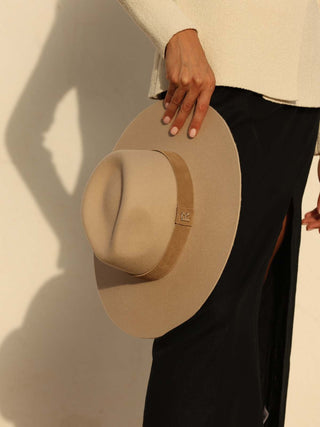 Sombrero Mujer Estilo Fedora confeccionado en 100% Fieltro de Lana y color Beige, de ala media - Raceu Hats