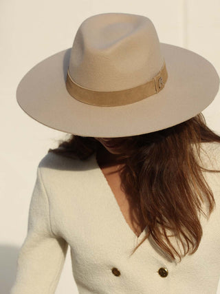 Sombrero Mujer Estilo Fedora confeccionado en 100% Fieltro de Lana y color Beige, de ala media - Raceu Hats