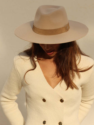 Sombrero Mujer Estilo Fedora confeccionado en 100% Fieltro de Lana y color Beige, de ala media - Raceu Hats