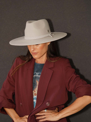 Sombrero de Ala Ancha en Fieltro de Lana: Un Fedora para una Mujer Elegante y Sofisticada - Raceu Hats