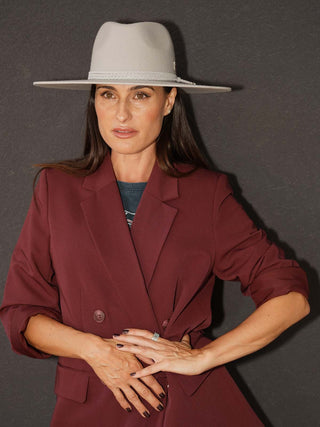 Sombrero de Ala Ancha en Fieltro de Lana: Un Fedora para una Mujer Elegante y Sofisticada - Raceu Hats