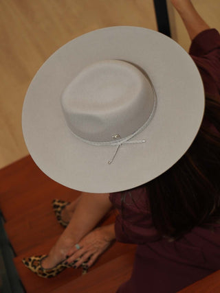 Sombrero de Ala Ancha en Fieltro de Lana: Un Fedora para una Mujer Elegante y Sofisticada - Raceu Hats