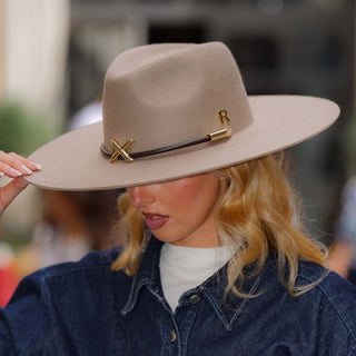 Un Sombrero en 100% Fieltro de Lana color Arena: Un Toque de Chic y de Estilo para la Mujer Moderna y Sofisticada - Raceu Hats