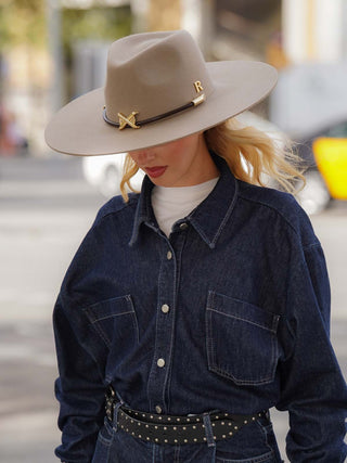 Un Sombrero en 100% Fieltro de Lana color Arena: Un Toque de Chic y de Estilo para la Mujer Moderna y Sofisticada - Raceu Hats