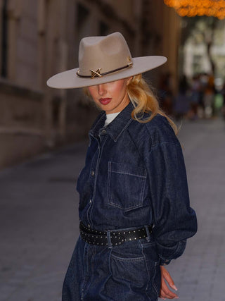 Un Sombrero en 100% Fieltro de Lana color Arena: Un Toque de Chic y de Estilo para la Mujer Moderna y Sofisticada - Raceu Hats