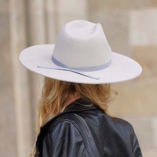 Sombrero Fedora Mujer Perla EVIE: Una Joya Artesanal de Elegancia Atemporal - Ala de 9,5 cm y copa de 10 cm - Raceu Hats