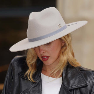 Sombrero Fedora Mujer Perla EVIE: Una Joya Artesanal de Elegancia Atemporal - Ala de 9,5 cm y copa de 10 cm - Raceu Hats
