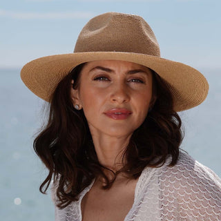 Sombrero de Mujer Trenzado a Mano en España con Elegancia Mediterránea - 100% Rafia natural - Ala de 9 cm y copa de 9 cm - Raceu