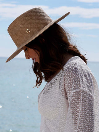 Sombrero de Mujer Trenzado a Mano en España con Elegancia Mediterránea - 100% Rafia natural - Ala de 9 cm y copa de 9 cm - Raceu