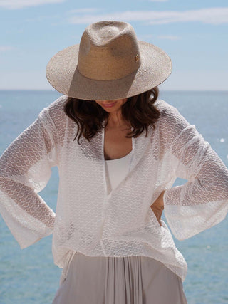 Sombrero de Mujer Trenzado a Mano en España con Elegancia Mediterránea - 100% Rafia natural - Ala de 9 cm y copa de 9 cm - Raceu