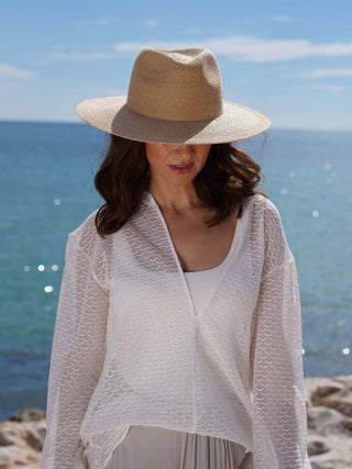 Sombrero de Mujer Trenzado a Mano en España con Elegancia Mediterránea - 100% Rafia natural - Ala de 9 cm y copa de 9 cm - Raceu