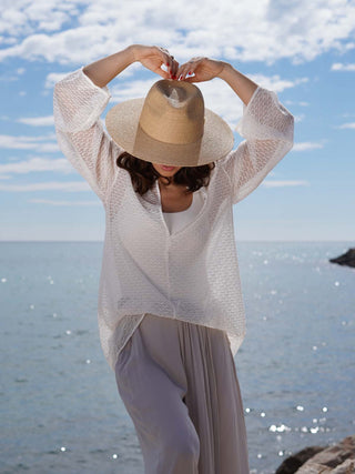 Sombrero de Mujer Trenzado a Mano en España con Elegancia Mediterránea - 100% Rafia natural - Ala de 9 cm y copa de 9 cm - Raceu