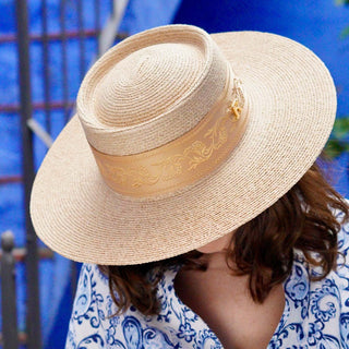 Sombrero de Mujer Trenzado 100% Raffia en España  - Ala de 9 cm y copa de 9 cm - Raceu Hats