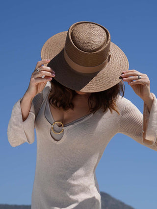 Sombrero Mujer Paja de Papel Marrón - Estilo Mediterráneo y Elegancia Atemporal  - Ala de 9 cm y copa de 9 cm - Raceu Hats