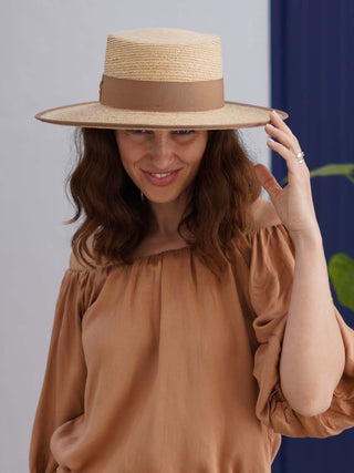 Sombrero Canotier Raffia Fina RODAS - Estilo Mediterráneo y Elegancia Atemporal  - Ala de 9 cm y copa de 9 cm - Raceu Hats