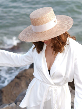 Sombrero de Mujer Ala Ancha color Champagne: Elegancia Mediterránea Hecha a Mano - Ala de 11 cm y copa de 10 cm - Raceu Hats