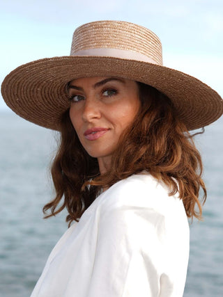 Sombrero de Mujer Ala Ancha color Champagne: Elegancia Mediterránea Hecha a Mano - Ala de 11 cm y copa de 10 cm - Raceu Hats