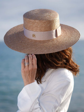 Sombrero de Mujer Ala Ancha color Champagne: Elegancia Mediterránea Hecha a Mano - Ala de 11 cm y copa de 10 cm - Raceu Hats