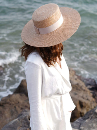 Sombrero de Mujer Ala Ancha color Champagne: Elegancia Mediterránea Hecha a Mano - Ala de 11 cm y copa de 10 cm - Raceu Hats