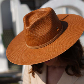 Sombrero Fedora Panamá Caramelo - Estilo Mediterráneo y Elegancia Atemporal  - Ala de 9 cm y copa de 11 cm - Raceu Hats
